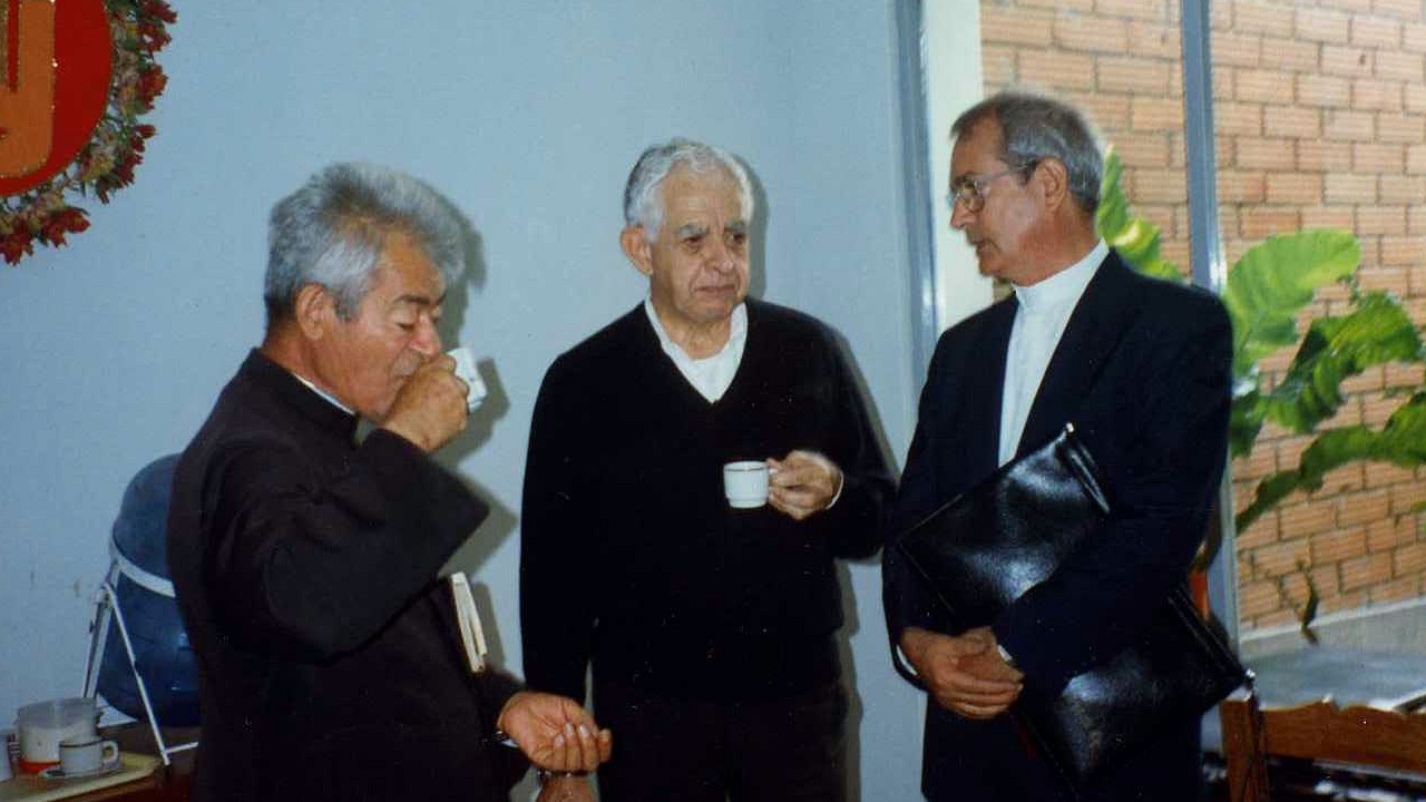 Con los padres Serna y Gustavo Vélez